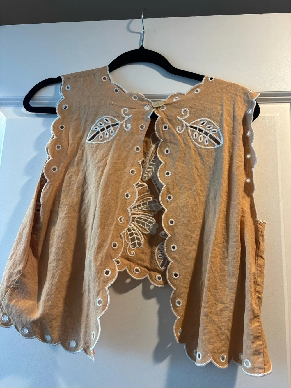 Farm Rio cropped scalloped Broderie anglaise linen blend top - Picture 5 of 6